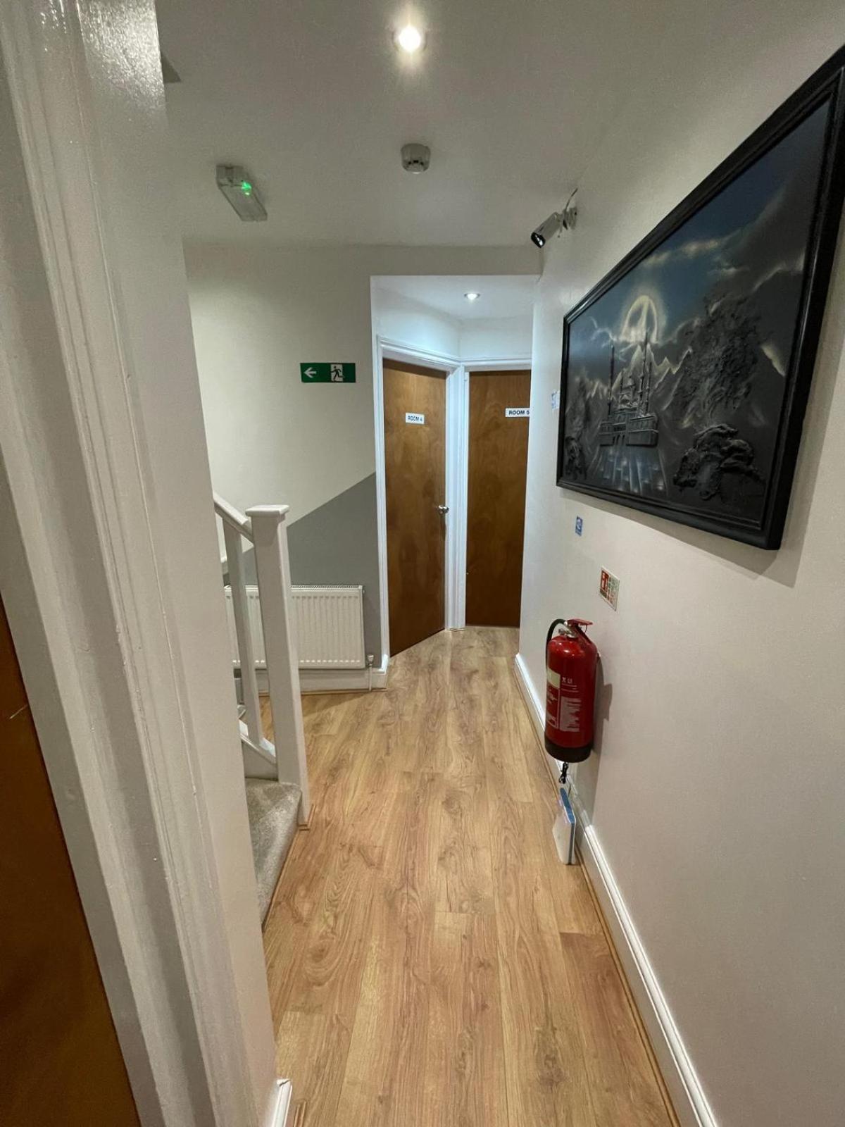 Accommodation Plus Londra Esterno foto