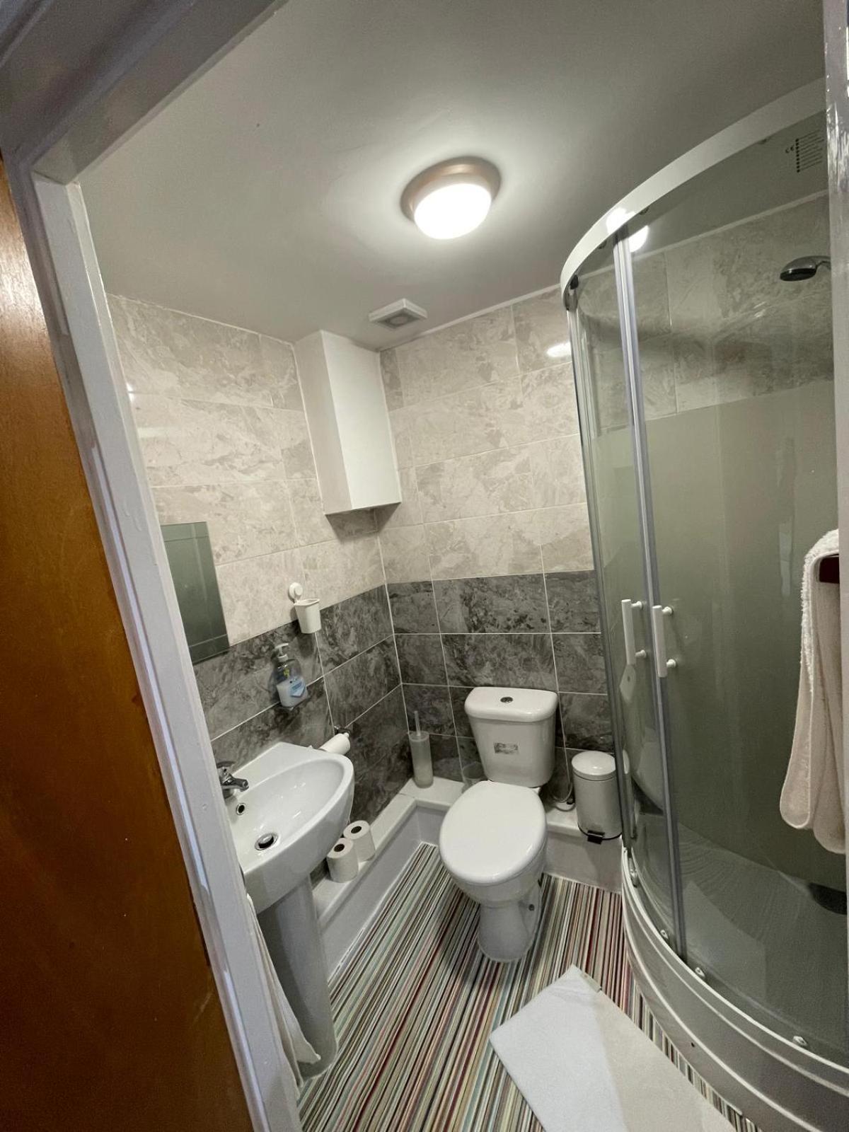 Accommodation Plus Londra Esterno foto