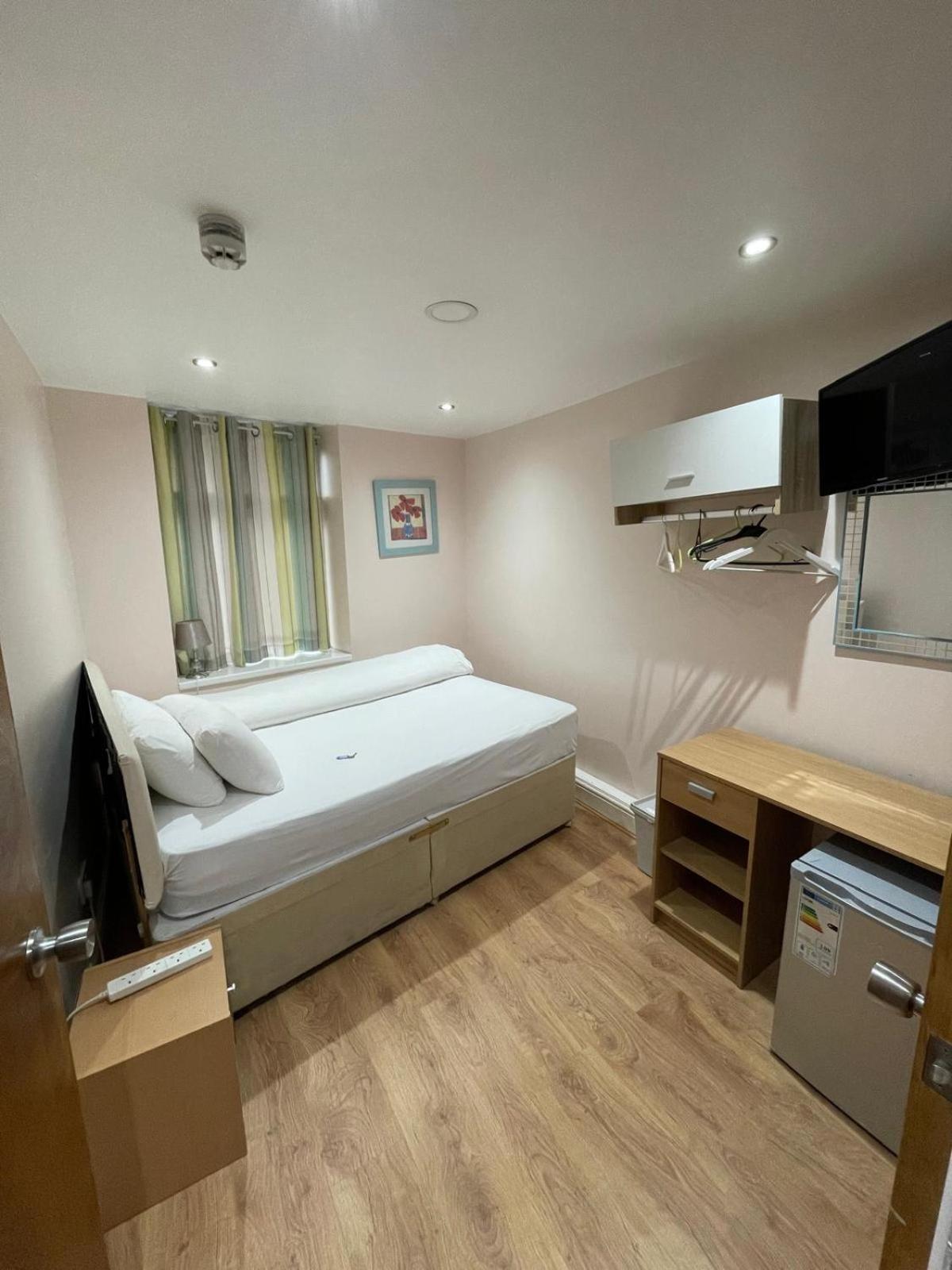 Accommodation Plus Londra Esterno foto