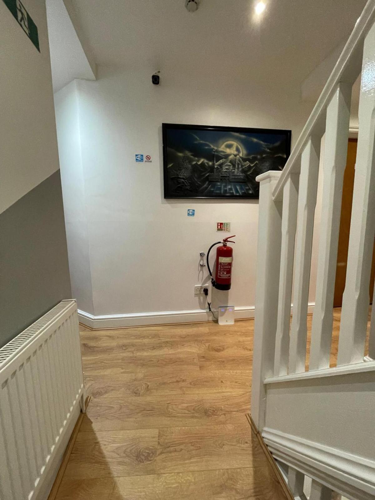 Accommodation Plus Londra Esterno foto