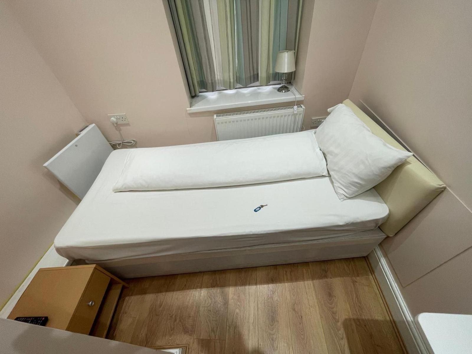 Accommodation Plus Londra Esterno foto
