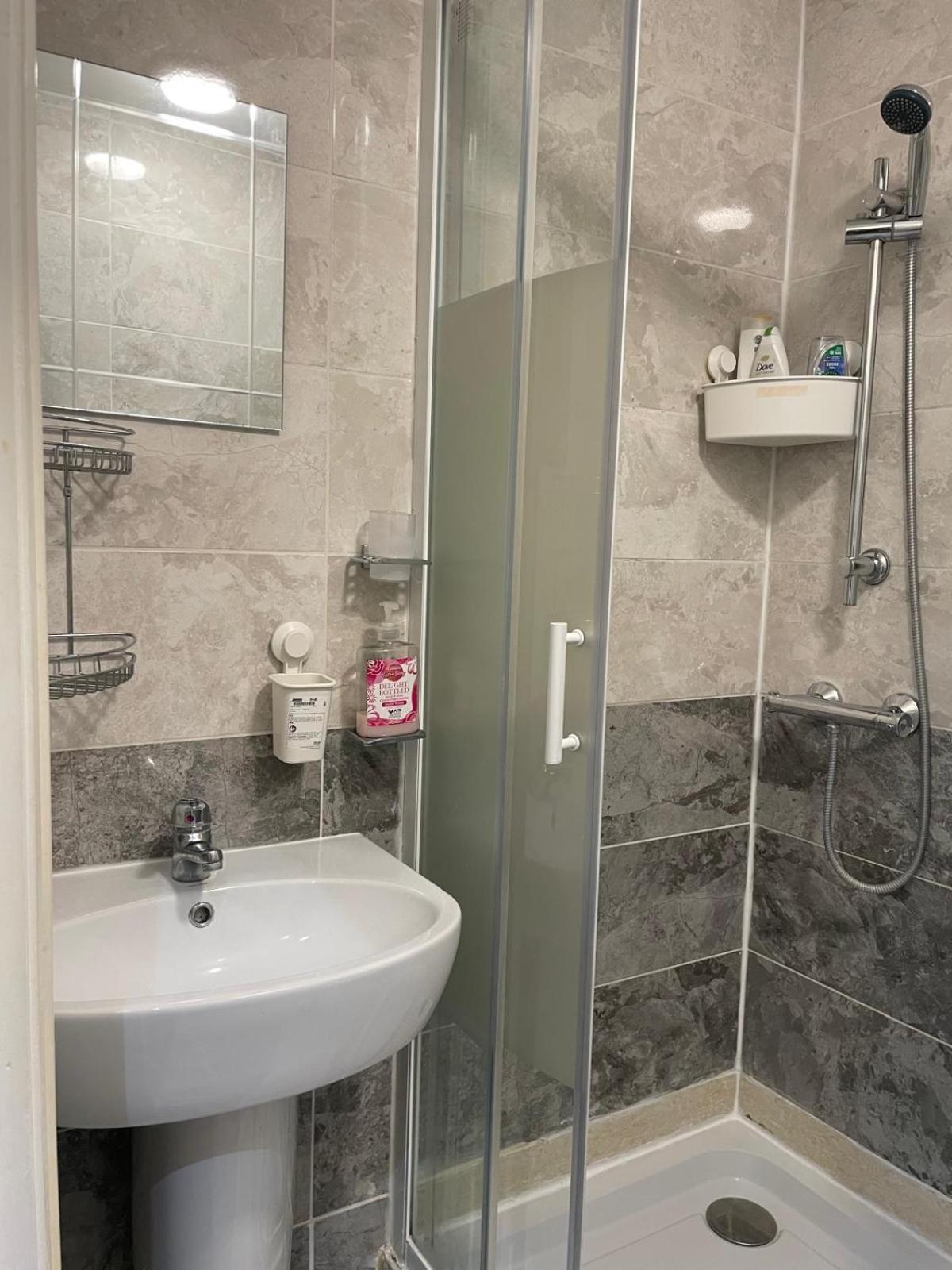 Accommodation Plus Londra Esterno foto