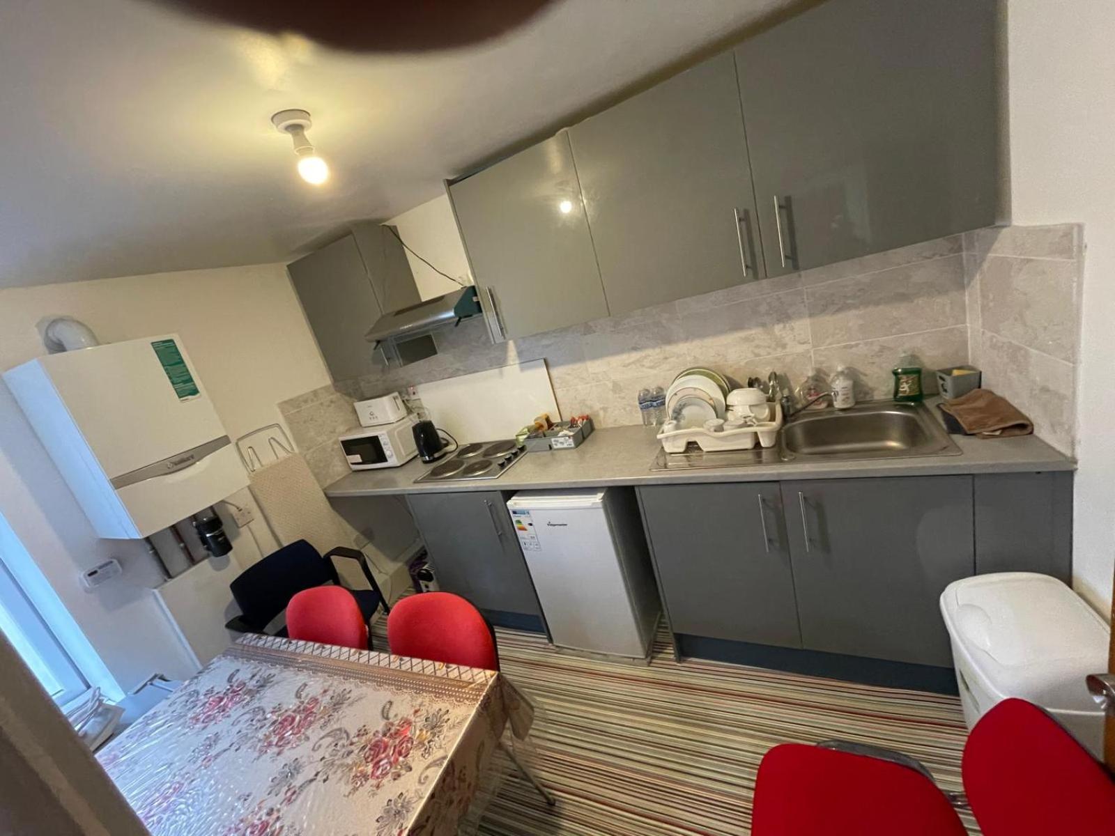 Accommodation Plus Londra Esterno foto