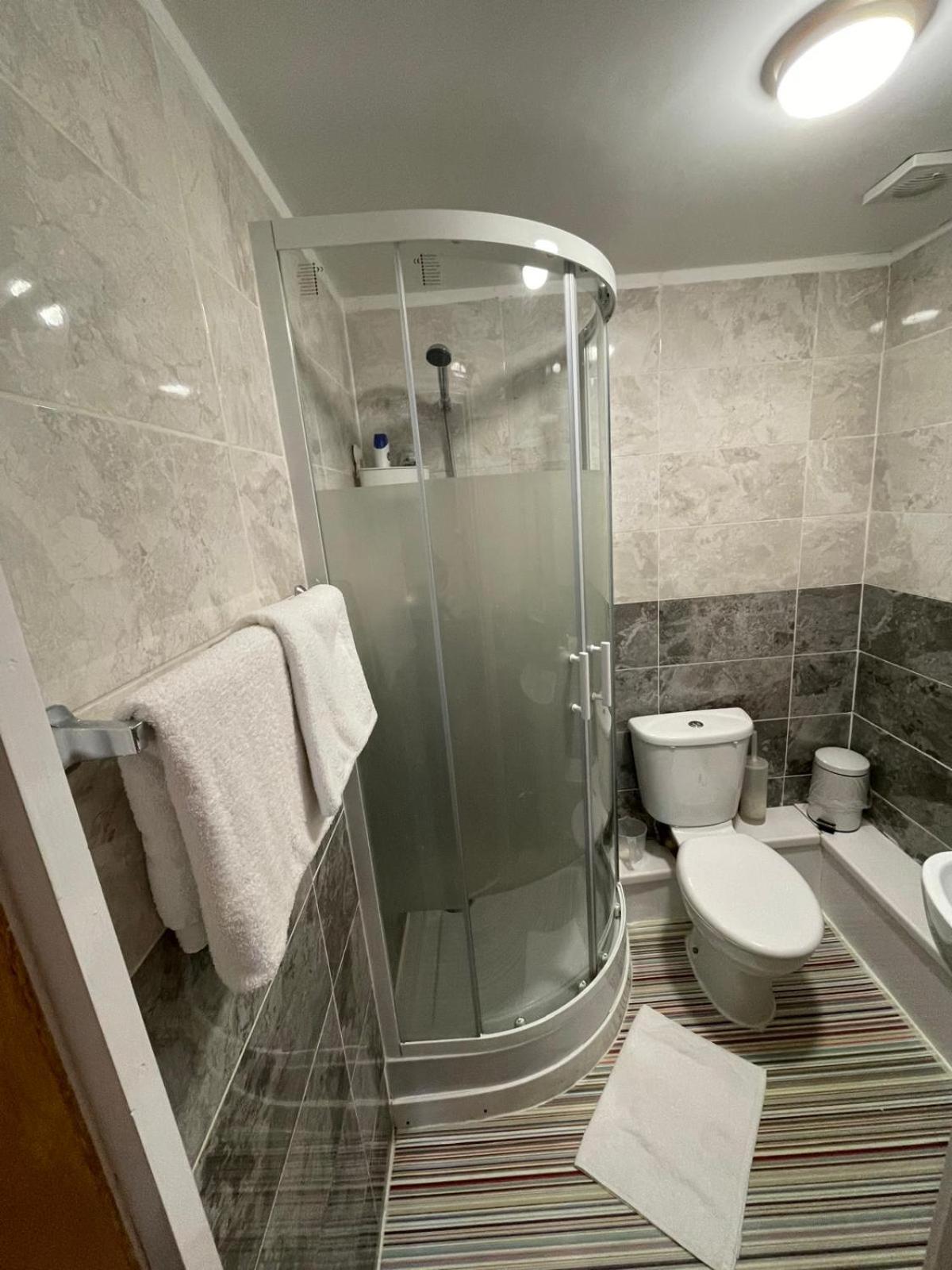 Accommodation Plus Londra Esterno foto