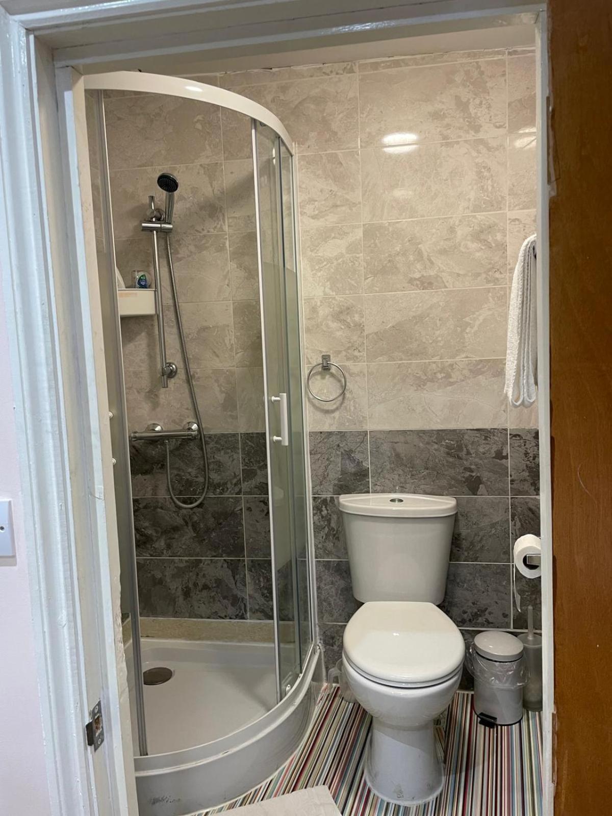 Accommodation Plus Londra Esterno foto
